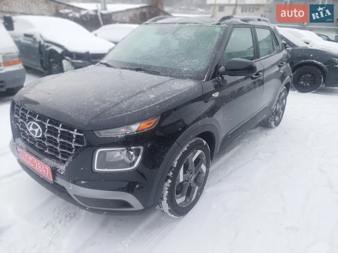 Авто в Києві.
Дуже хороший варіант, для того хто не хоче чекати з Америки.
Пошкоджені лише дах,капот, ліва задня стійка, на фото видно, хороший рихтовщик зможе відрихтувати. Лобове скло- заміна.
Хороший темний салон - стан відмінний, як новий, не потертий взагалі, все повністю ціле, все працює.
В даній комплектації авто є:режим спорт,режим снігу, допомога при спуску , задня камера,сліпі зони, утримання в смузі руху, електрорегулювання дзеркал, датчик дощу, датчик світла, та багато інших цікавих функцій для вашого комфорту.
В даному авто надійний, потужний, динамічний,економний, атмосферний двигун MPI, на який ідеально стає ГБО.
Можемо порекомендувати хороших майстрів, або зробити дане авто для вас під ключ - ціна вийде 2000$
Авто розмитнене на юридичну особу , тому ми виписуємо договір купівлі- продажу, і ви оі?дразу в такому стані авто можете зареєструвати на себе, а вже потім спокійно робити ремонт!
Ви будете перший власник в україні. Якби розмитнили авто на фізичну особу, то ви були б другим власником.