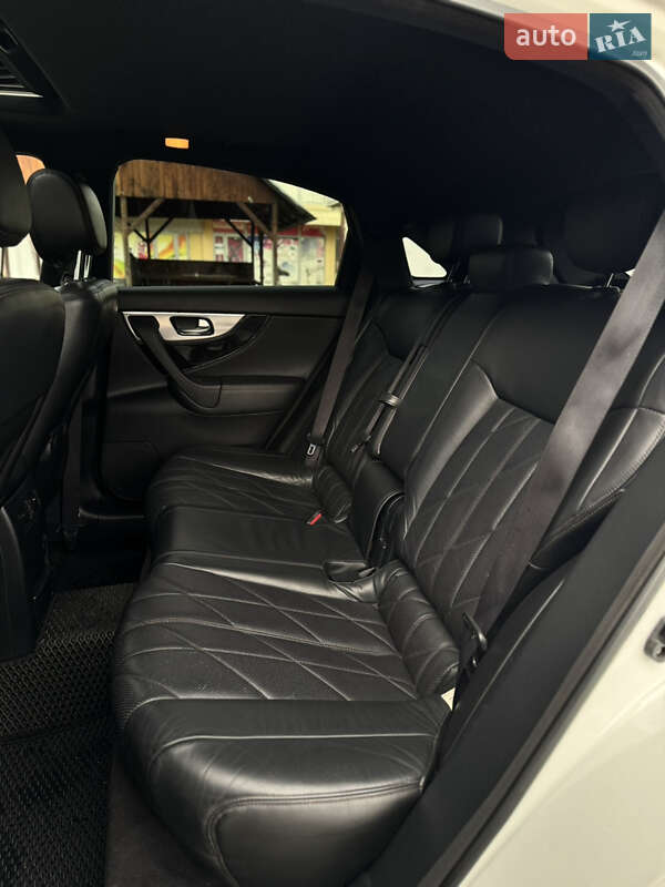 Внедорожник / Кроссовер Infiniti FX 30 2010 в Черновцах