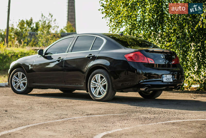 Седан Infiniti G25 2010 в Дубровиці