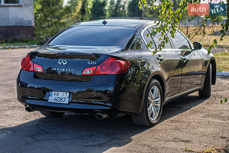 Седан Infiniti G25 2010 в Дубровиці