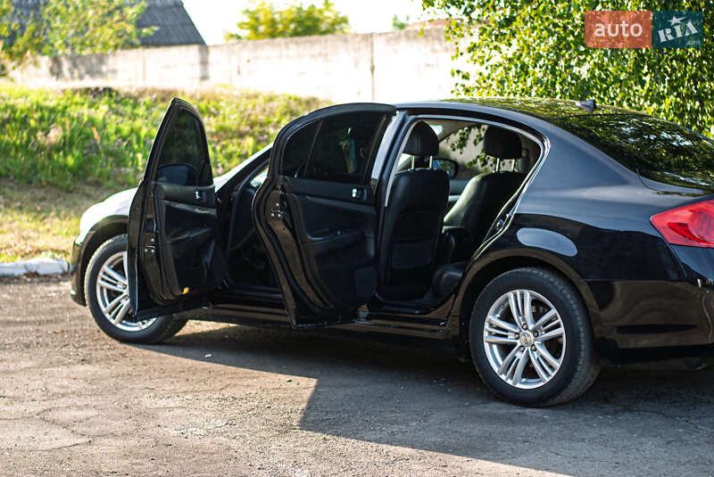 Седан Infiniti G25 2010 в Дубровиці