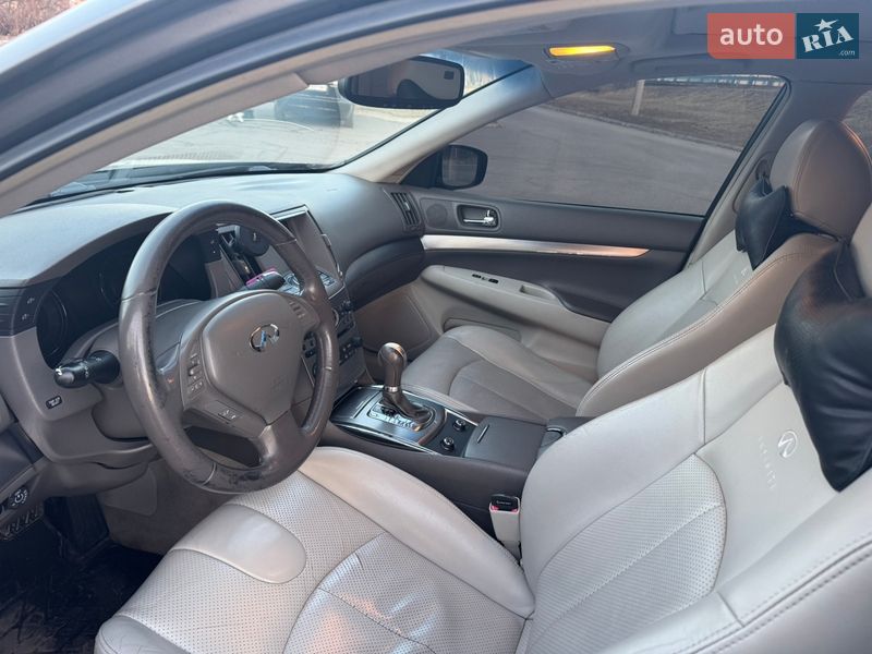 Седан Infiniti G25 2012 в Александрие