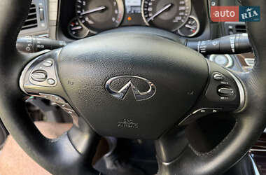 Седан Infiniti M25 2012 в 