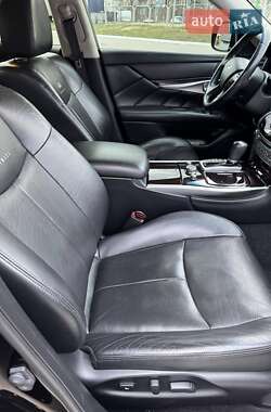 Седан Infiniti M25 2013 в 