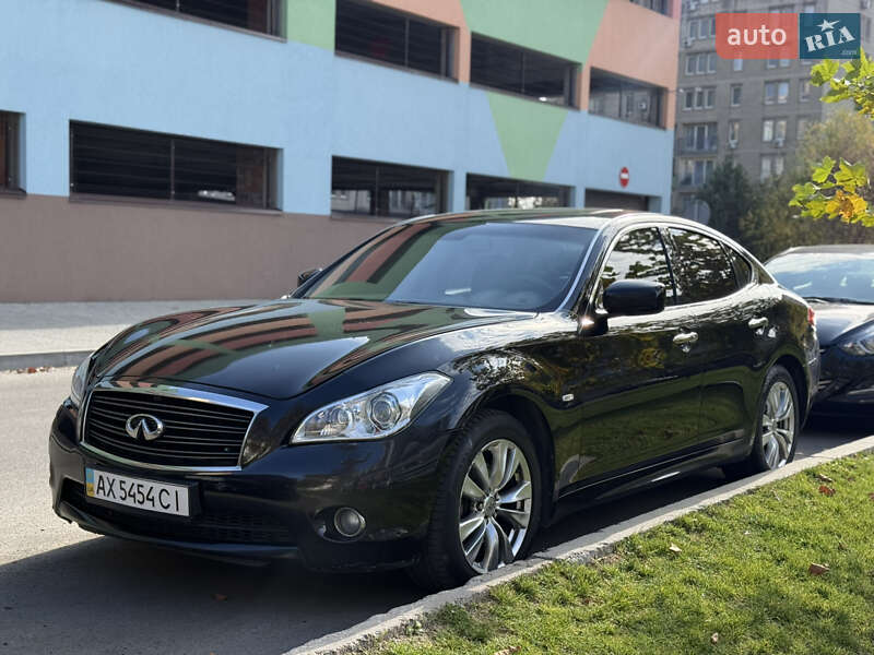 Infiniti M25 2012