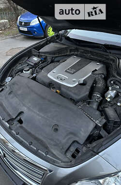 Седан Infiniti M37 2013 в 