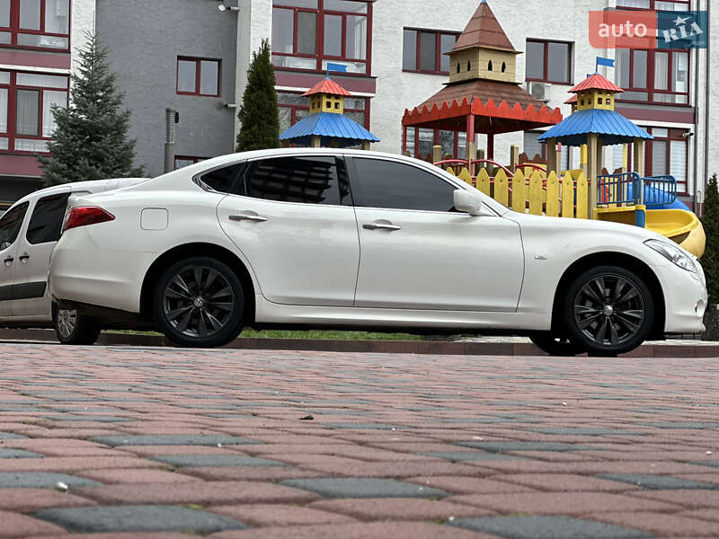 Седан Infiniti M37 2013 в Ивано-Франковске