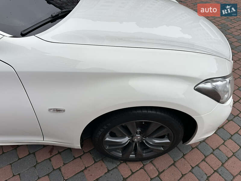 Седан Infiniti M37 2013 в Ивано-Франковске