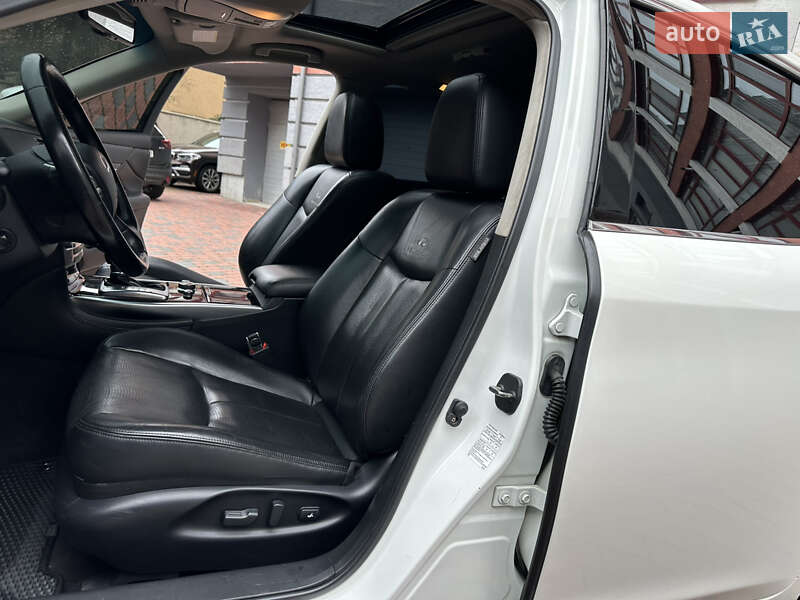 Седан Infiniti M37 2013 в Ивано-Франковске
