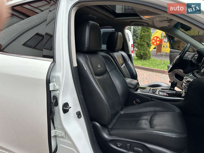 Седан Infiniti M37 2013 в Ивано-Франковске