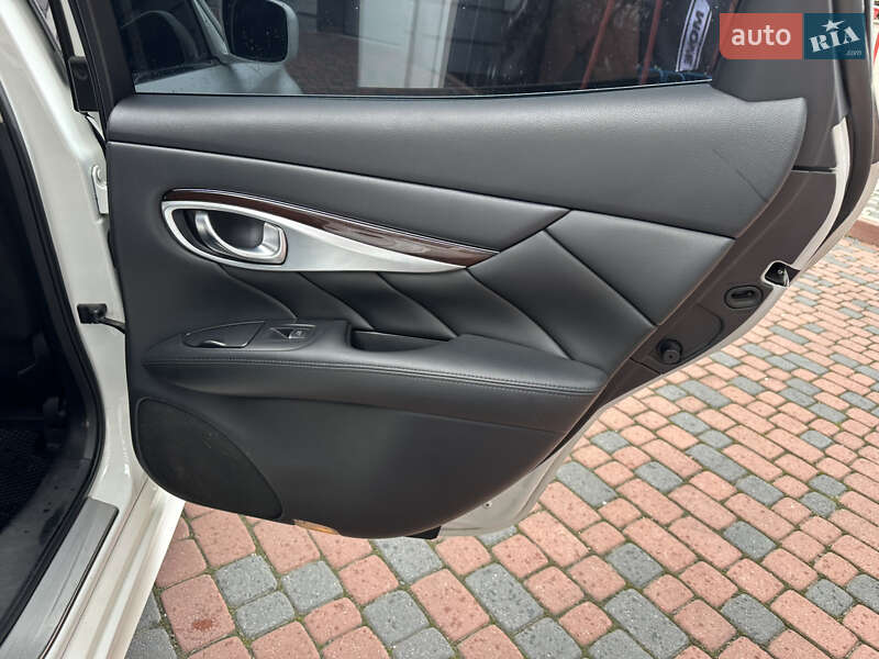 Седан Infiniti M37 2013 в Ивано-Франковске
