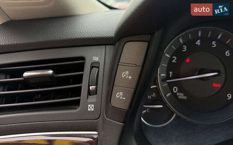 Седан Infiniti M37 2010 в Мукачевому