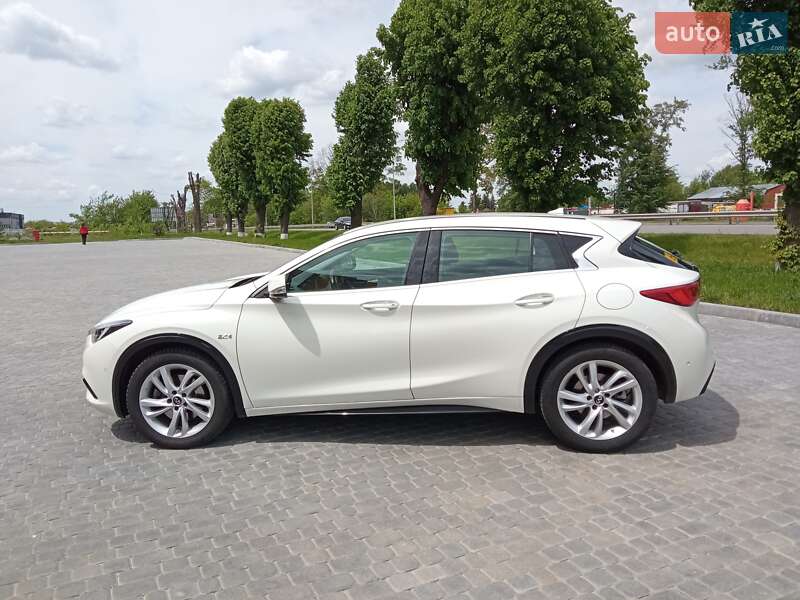 Infiniti Q30 2016