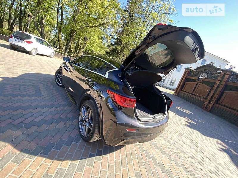Позашляховик / Кросовер Infiniti Q30 2016 в Звягелі