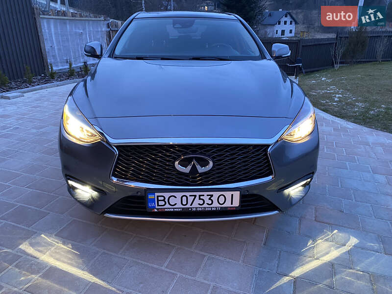Infiniti Q30 2016