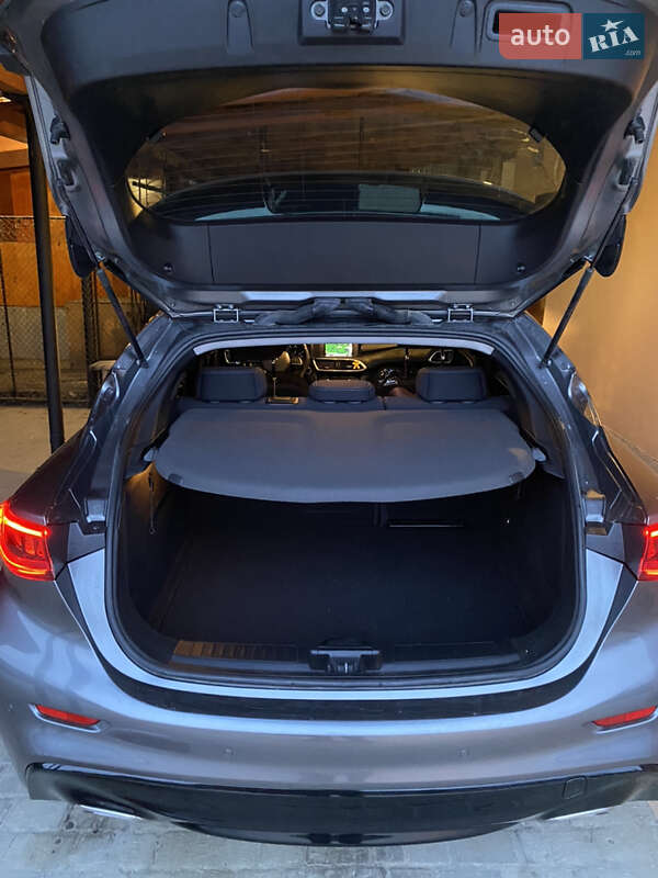 Хэтчбек Infiniti Q30 2016 в Бориславе