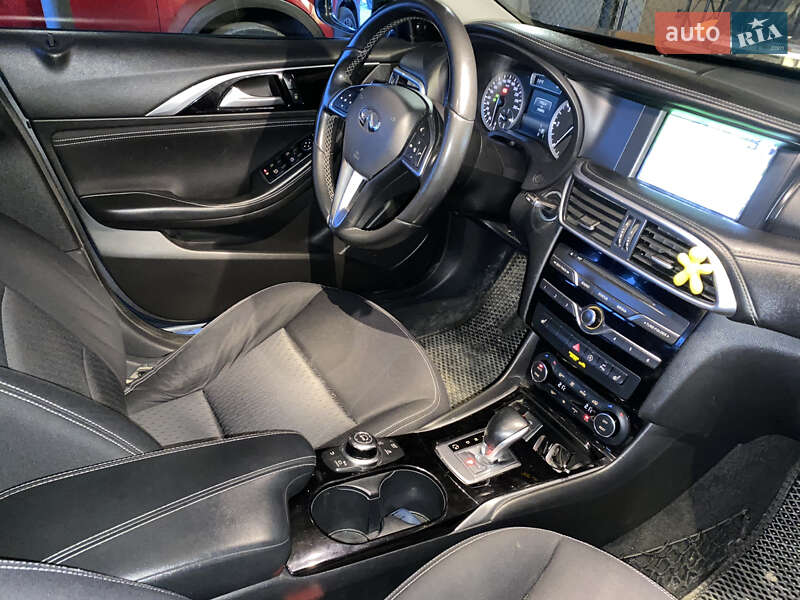 Хэтчбек Infiniti Q30 2016 в Бориславе