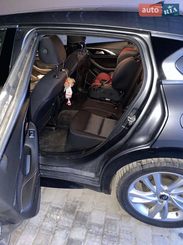 Хэтчбек Infiniti Q30 2016 в Бориславе