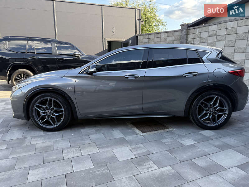 Infiniti Q30 2016