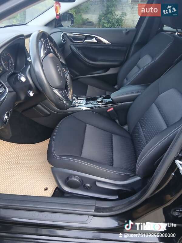 Хетчбек Infiniti Q30 2016 в Калуші