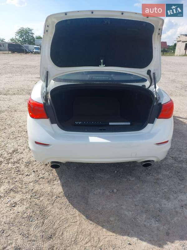 Седан Infiniti Q50 2016 в Новодністровську