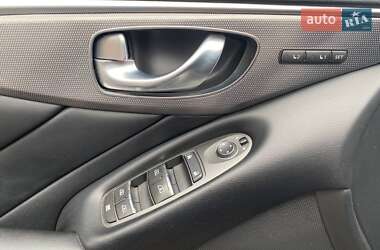 Седан Infiniti Q50 2015 в 