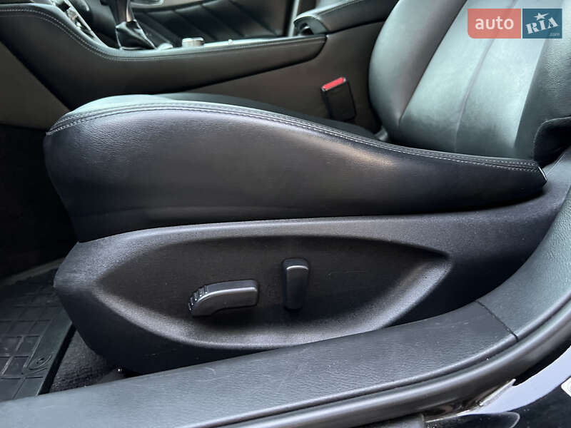 Седан Infiniti Q50 2015 в Дрогобичі