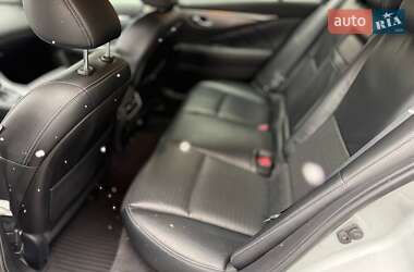 Седан Infiniti Q50 2015 в 