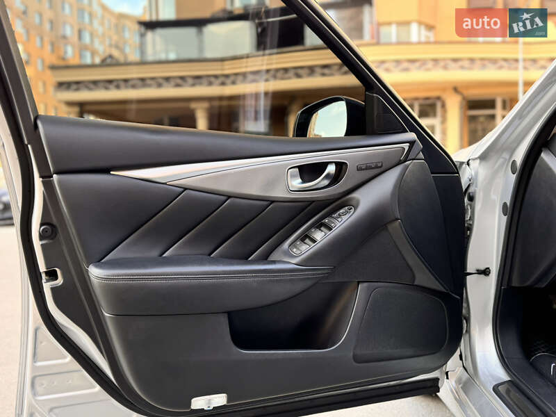 Седан Infiniti Q50 2013 в Петропавловской Борщаговке
