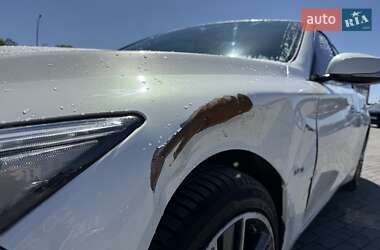 Седан Infiniti Q50 2015 в 