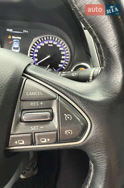 Седан Infiniti Q50 2014 в 
