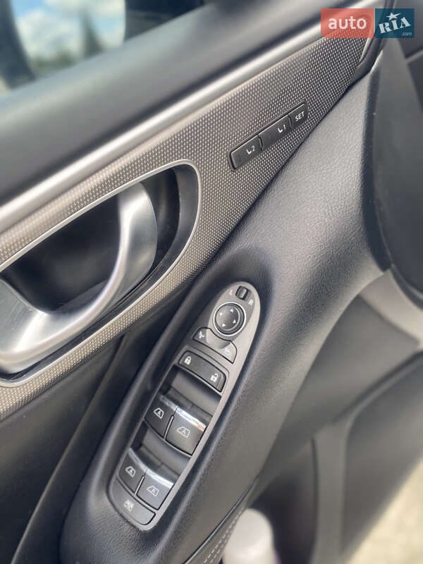 Седан Infiniti Q50 2013 в Тернополі