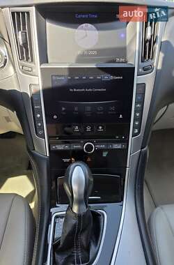 Седан Infiniti Q50 2015 в 