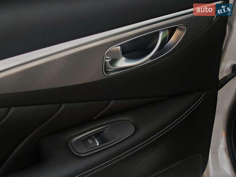 Седан Infiniti Q50 2015 в Киеве