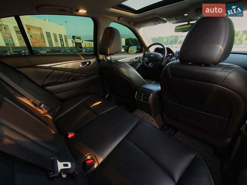 Седан Infiniti Q50 2015 в Киеве