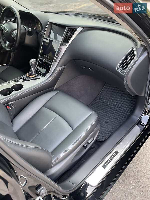 Седан Infiniti Q50 2016 в Дніпрі