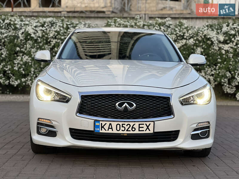 Седан Infiniti Q50 2015 в 