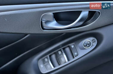 Седан Infiniti Q50 2015 в 