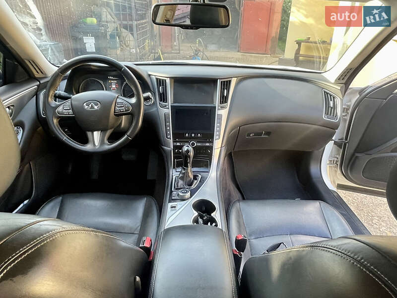 Седан Infiniti Q50 2015 в Близнюках