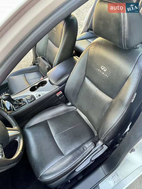 Седан Infiniti Q50 2015 в Близнюках