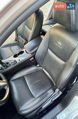 Седан Infiniti Q50 2015 в 