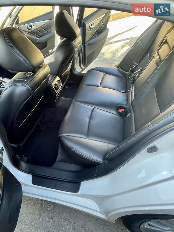 Седан Infiniti Q50 2015 в Близнюках