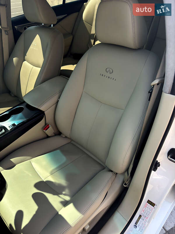 Седан Infiniti Q50 2014 в Киеве