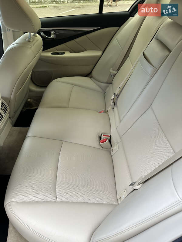 Седан Infiniti Q50 2016 в Львове