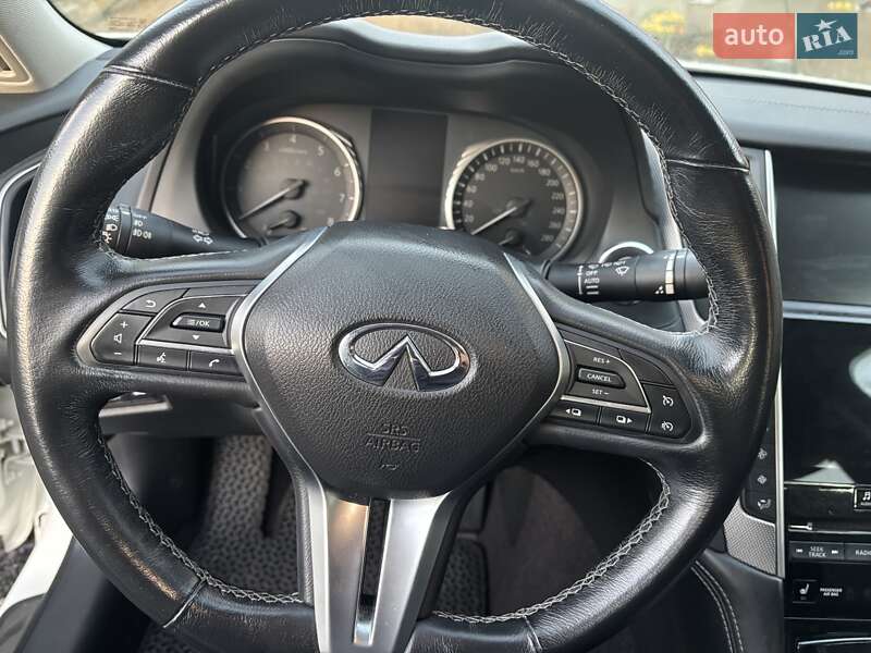 Седан Infiniti Q50 2019 в Краснограді