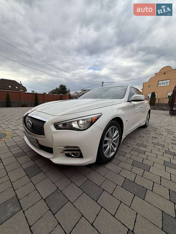 Седан Infiniti Q50 2016 в Мукачево