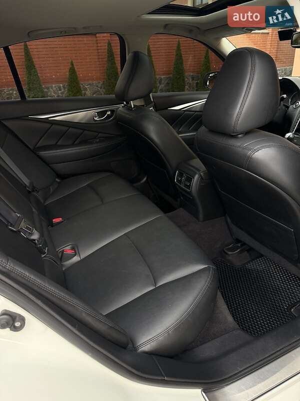 Седан Infiniti Q50 2016 в Мукачево