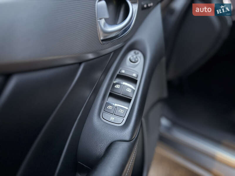 Седан Infiniti Q50 2016 в Киеве