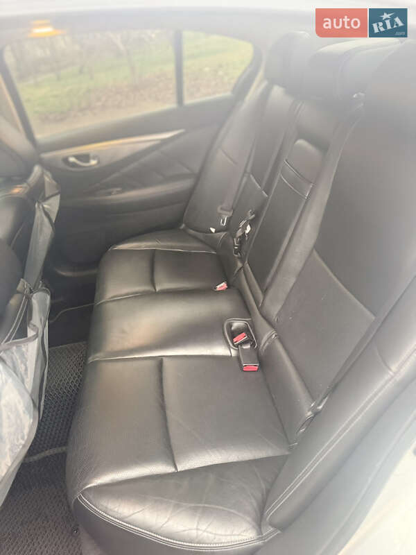 Седан Infiniti Q50 2014 в Конотопе