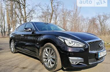 Седан Infiniti Q70 2015 в Кривом Роге